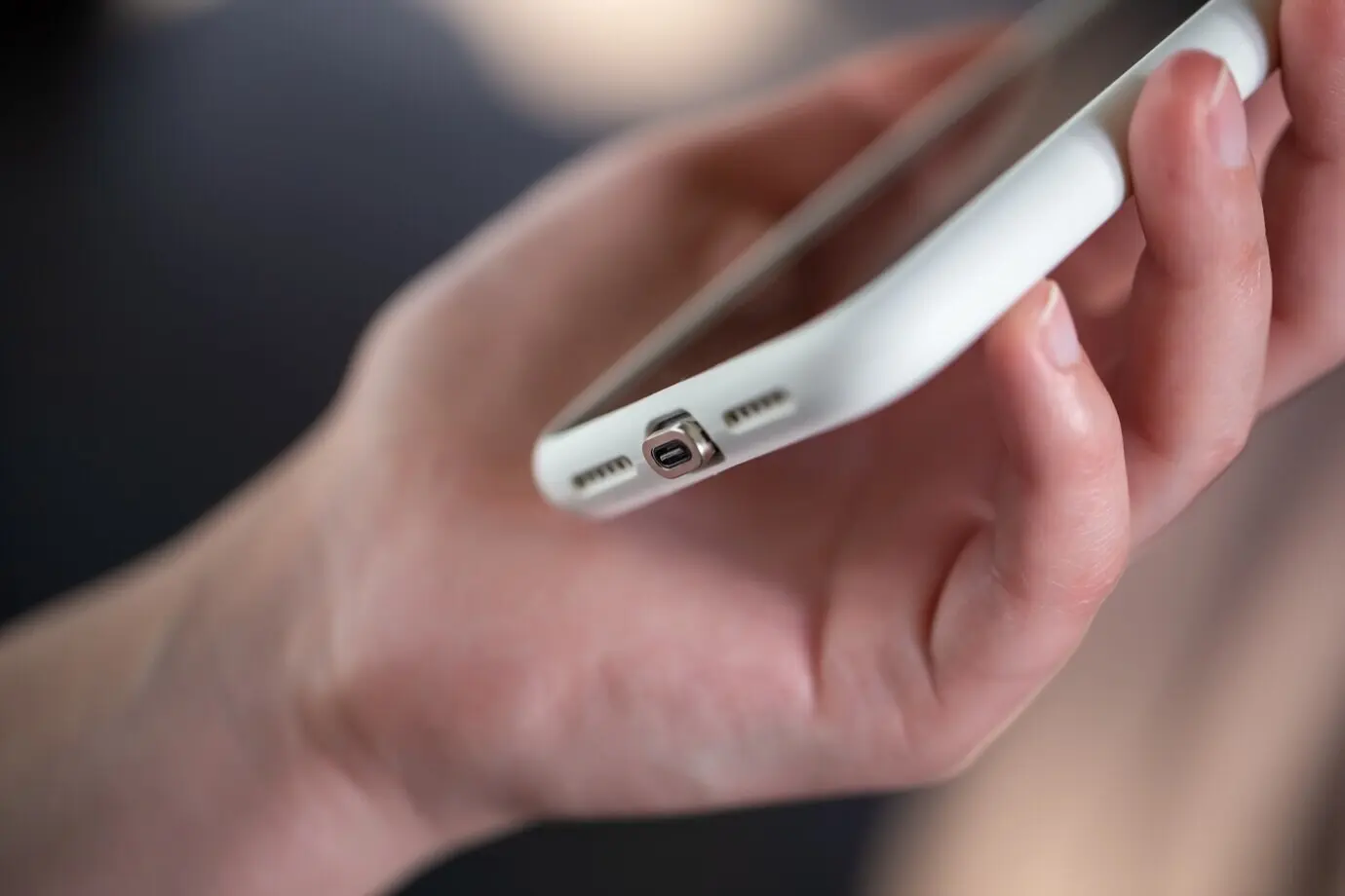 Makro-Nahaufnahme eines magnetischen Anschlusskabels für ein Telefon