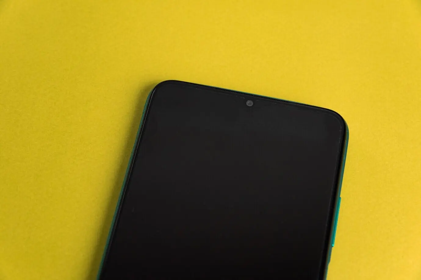 Neues Handy vor buntem Hintergrund