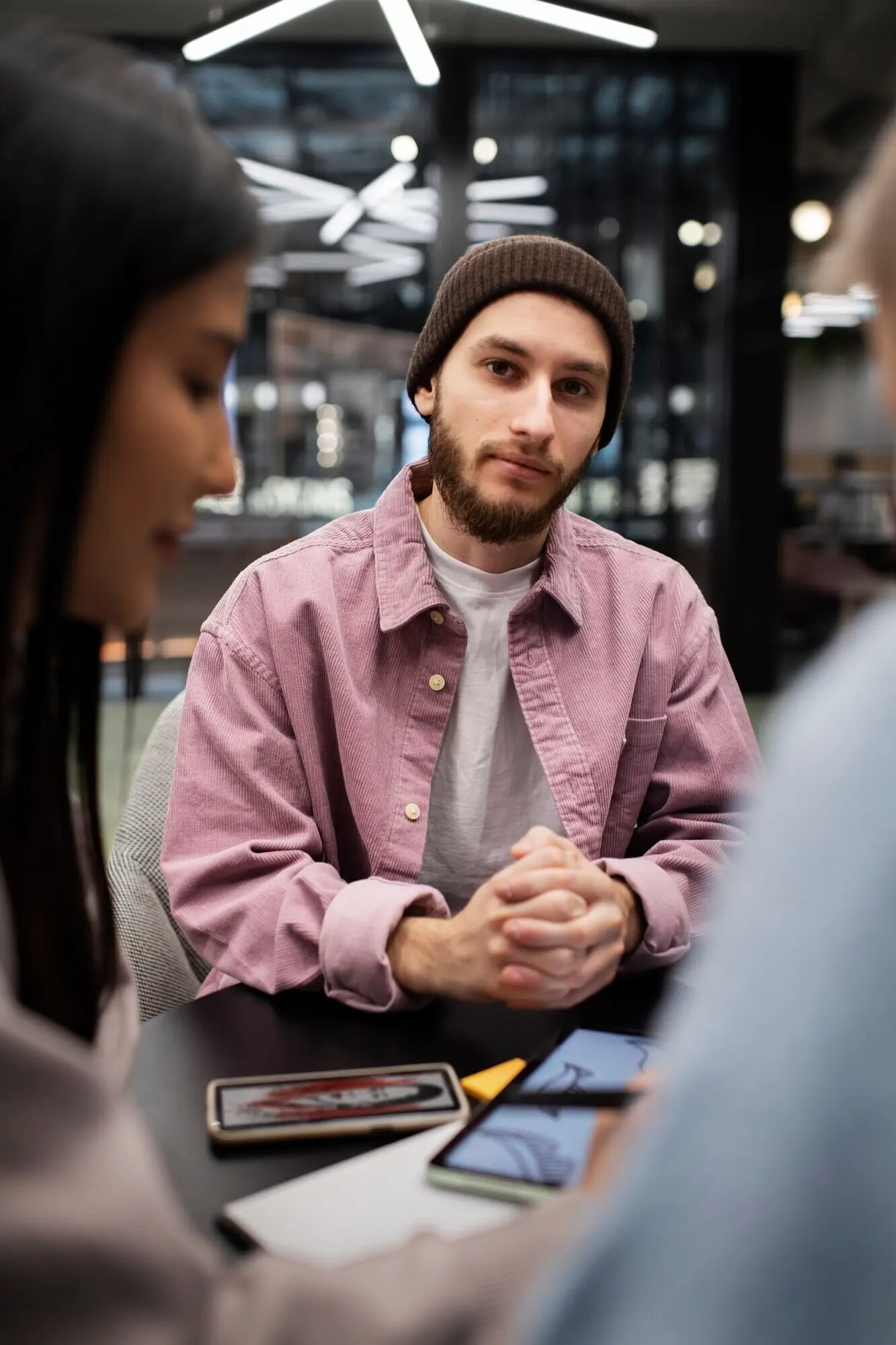 Ein Team arbeitet gemeinsam an einem Projekt.